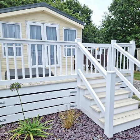 Rosefinch Sleeps 2 Persons-Private Hot Tub-Tranquil Holiday Away From It All Yet Not Far From St Austell- The Holiday Home Has One Bedroom, Living And Dining Area, Equipped Kitchen-Decking-Outdoor Furniture-Fishing Lakes-Non Pet Unit Exterior foto