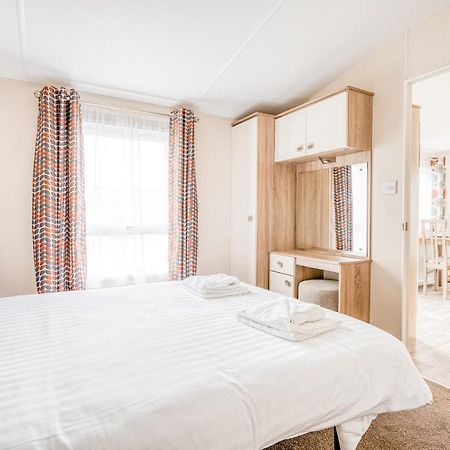 Rosefinch Sleeps 2 Persons-Private Hot Tub-Tranquil Holiday Away From It All Yet Not Far From St Austell- The Holiday Home Has One Bedroom, Living And Dining Area, Equipped Kitchen-Decking-Outdoor Furniture-Fishing Lakes-Non Pet Unit Exterior foto