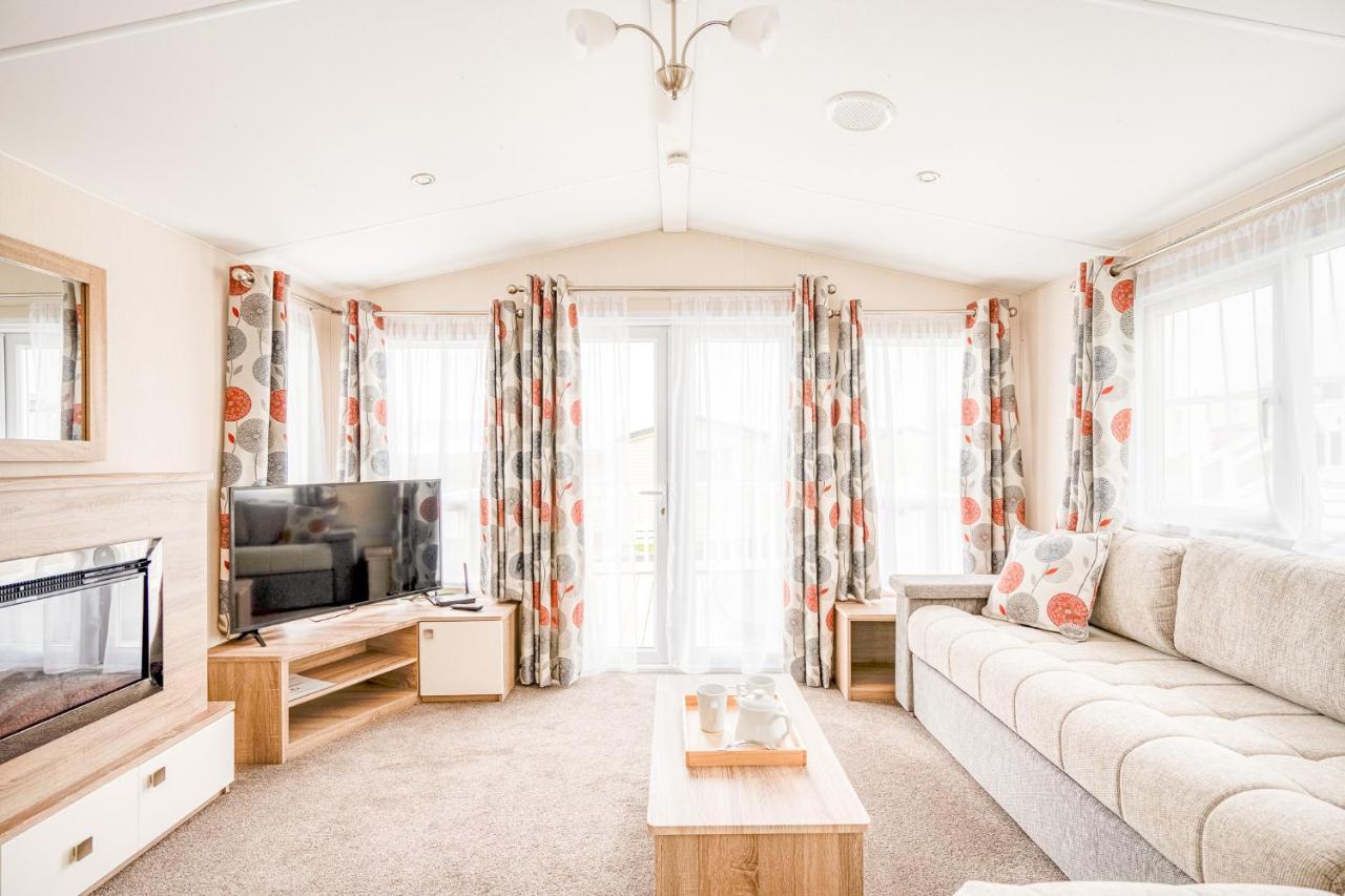 Rosefinch Sleeps 2 Persons-Private Hot Tub-Tranquil Holiday Away From It All Yet Not Far From St Austell- The Holiday Home Has One Bedroom, Living And Dining Area, Equipped Kitchen-Decking-Outdoor Furniture-Fishing Lakes-Non Pet Unit Exterior foto